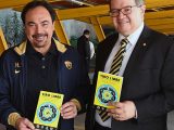 La UNAM se puso futbolera y repartió 110 mil libros como si fueran uniforme del Mundial