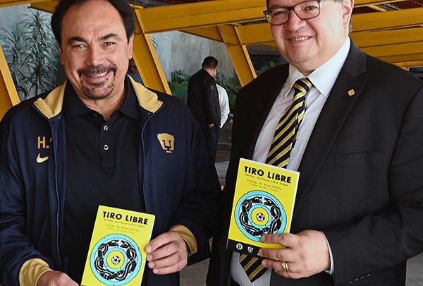 La UNAM se puso futbolera y repartió 110 mil libros como si fueran uniforme del Mundial