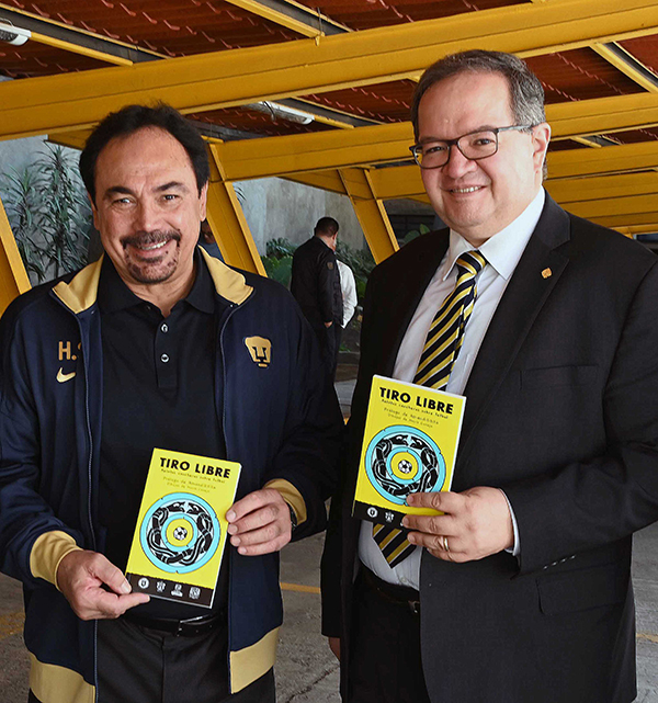 La UNAM se puso futbolera y repartió 110 mil libros como si fueran uniforme del Mundial