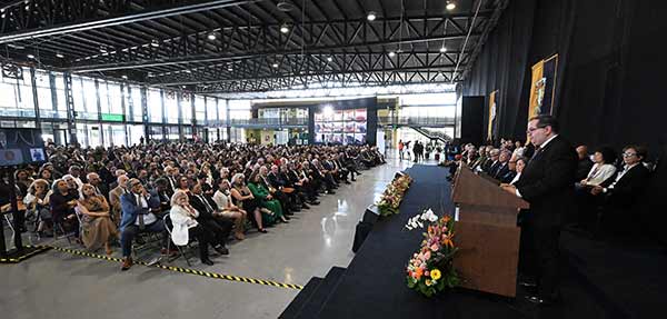🎓🧠 “50 años dando clase… y aquí siguen rifándosela”: la UNAM arma homenaje grande a sus profes