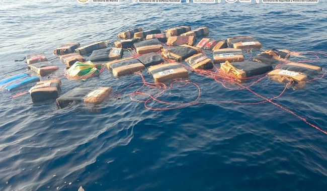 🚨 Dos toneladas flotando en el mar… y la Marina las levanta antes de que llegaran a tierra