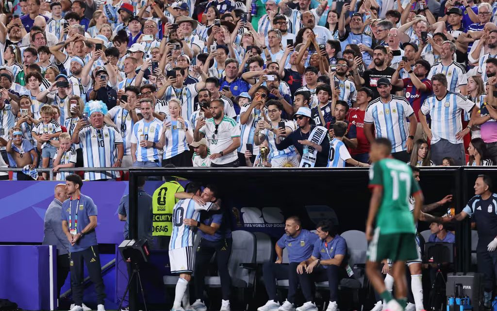 📊⚽ Messi rompe a Argelia con hat-trick… pero el arbitraje prende fuego el partido