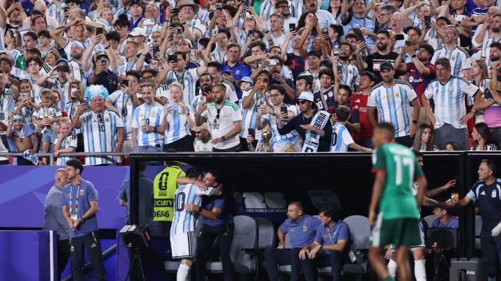 📊⚽ Messi rompe a Argelia con hat-trick… pero el arbitraje prende fuego el partido