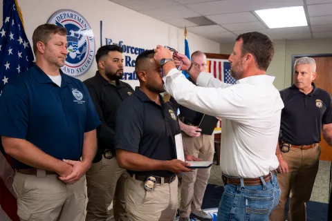 🇺🇸🚨 Bala, caos y medallas: así premiaron a agentes de ICE tras ataque en Dallas