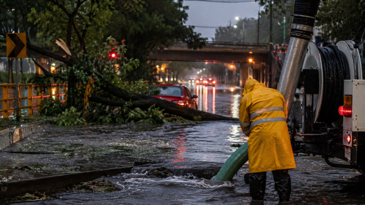 🌧️🚨 CDMX se volvió alberca: lluvia revienta drenajes y deja árboles en el piso