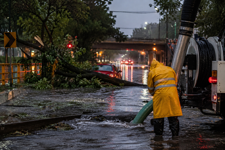 🌧️🚨 CDMX se volvió alberca: lluvia revienta drenajes y deja árboles en el piso